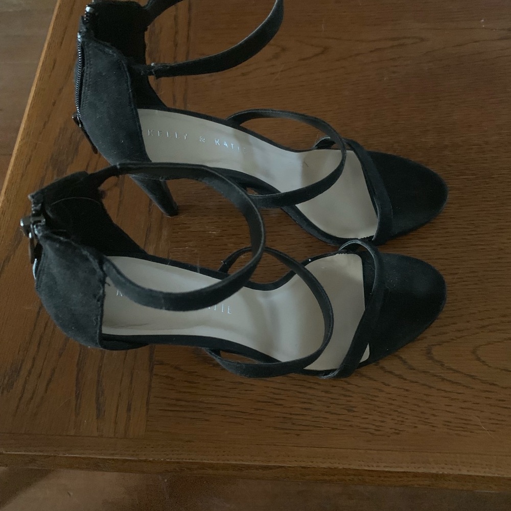 Women’s black heels worn twice